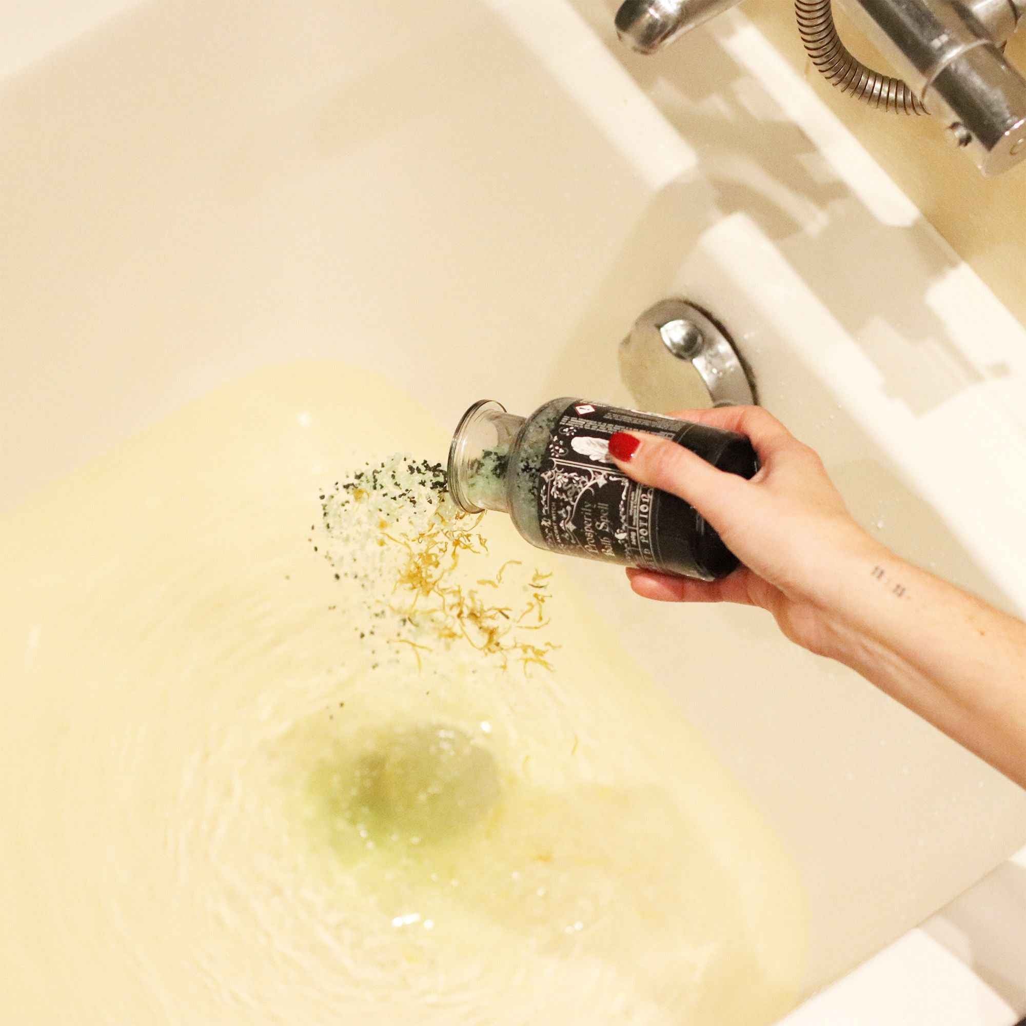 Ancient Witch Bath Spell Potion & Aventurine Crystal Amulet - Prosperity